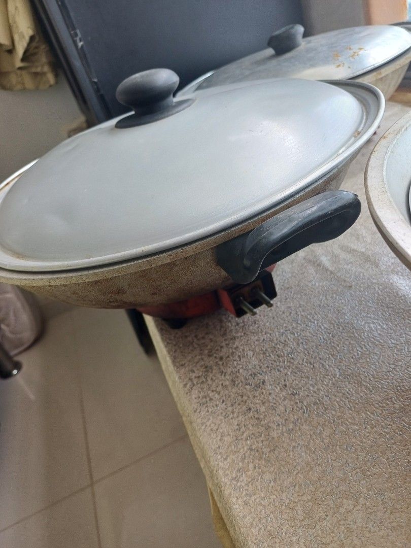 Vintage Electric Pot with Lid and Cord. Collect anytime. Fixed price. 1 Cooker for $35