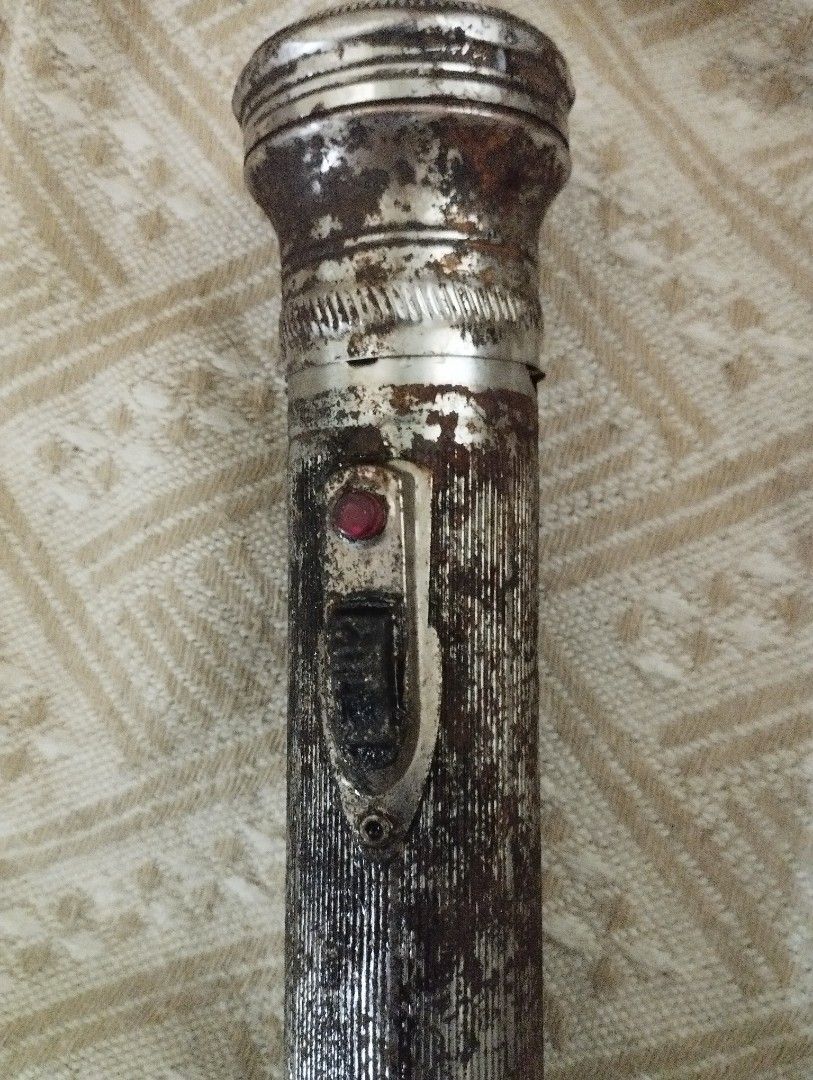 VINTAGE FLASHLIGHT 1970S ERA (Category: Lighting) located in Mandaluyong City. Submitted by LEATHERFACE (Listing ID 1450427267, Image 2). Description: PRICE IS 300.