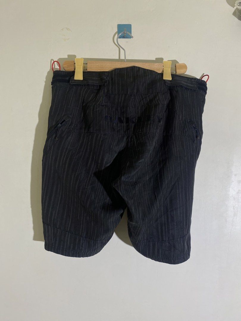 Vintage Oakley Software Bark Cycling Shorts (Category: Activewear) located in Calamba. Submitted by zeusthriftfinds (Listing ID 1450503816, Image 2). Description: Vintage Oakley Software Bark Cycling Shorts Width: 34-36 (Velcro Adjustable) Length: 21 Leg Opening: 12 Condition: 9/10 Color Rate: 9/10 Issue: Slice & Velcro Tear (Repairable, Unnoticeable) .