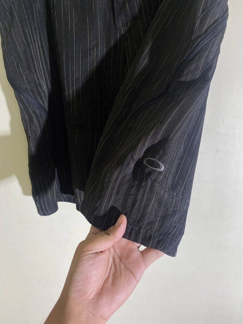 Vintage Oakley Software Bark Cycling Shorts (Category: Activewear) located in Calamba. Submitted by zeusthriftfinds (Listing ID 1450503816, Image 3). Description: Vintage Oakley Software Bark Cycling Shorts Width: 34-36 (Velcro Adjustable) Length: 21 Leg Opening: 12 Condition: 9/10 Color Rate: 9/10 Issue: Slice & Velcro Tear (Repairable, Unnoticeable) .