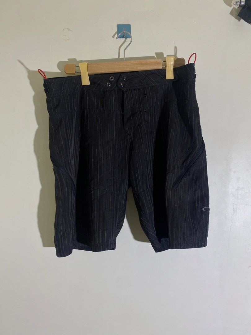 Vintage Oakley Software Bark Cycling Shorts (Category: Activewear) located in Calamba. Submitted by zeusthriftfinds (Listing ID 1450503816, Image 1). Description: Vintage Oakley Software Bark Cycling Shorts Width: 34-36 (Velcro Adjustable) Length: 21 Leg Opening: 12 Condition: 9/10 Color Rate: 9/10 Issue: Slice & Velcro Tear (Repairable, Unnoticeable) .