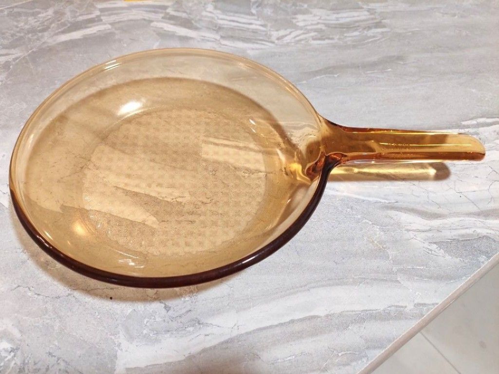 Visions Glass Pan Made in France (Category: Cookware & Accessories) located in Shah Alam. Submitted by imbrandlover (Listing ID 1448218360, Image 1). Description: Amber glass frying pan. Made in France. Has a textured pattern inside. Handle is sturdy. Tested over inductor. Rarely used & kept.