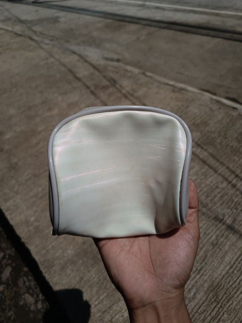 Vtg PARFUMS CHRISTIAN DIOR (Category: Luxury Bags & Wallets) located in Valencia. Submitted by thriftpingniever (Listing ID 1450337427, Image 1). Description: PARFUMS CHRISTIAN DIOR Coin purse.