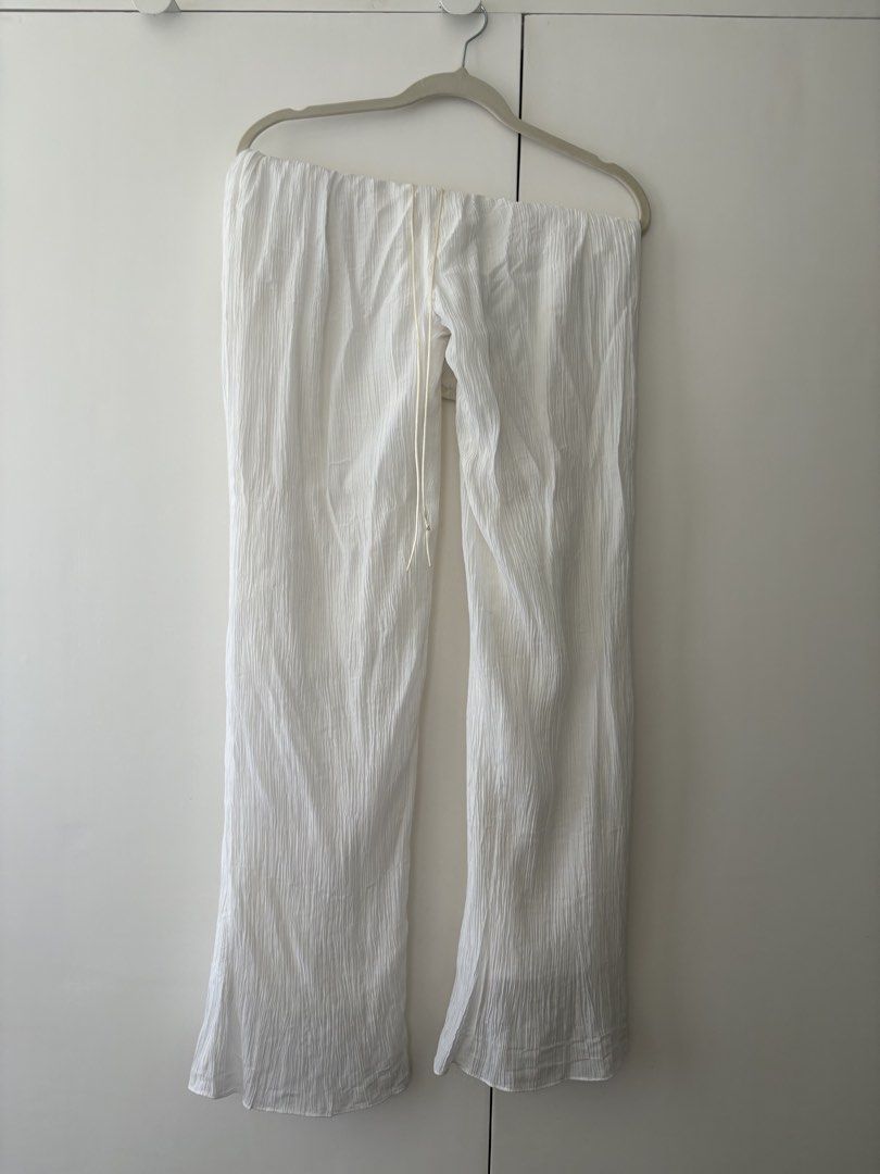 Wear Anika Theo Pant (Category: Other Bottoms) located in Muntinlupa City. Submitted by prebynik (Listing ID 1450376924, Image 3). Description: Retail is 3,900 Crinkled fabric, not available anymore even for pre order I don’t reach for it anymore as it’s too snug in the hips .