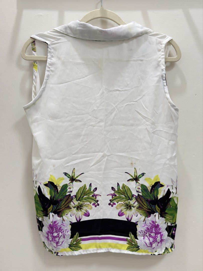 White Sleeveless Blouse with Floral Print (Category: Blouses) located in San Pablo. Submitted by maria_mycs (Listing ID 1450465507, Image 2). Description: - White sleeveless button-up blouse - Pretty floral print on collar and hem - Adorable heart-shaped buttons - Versatile for casual or dressy looks - Pairs well with jeans or skirts.
