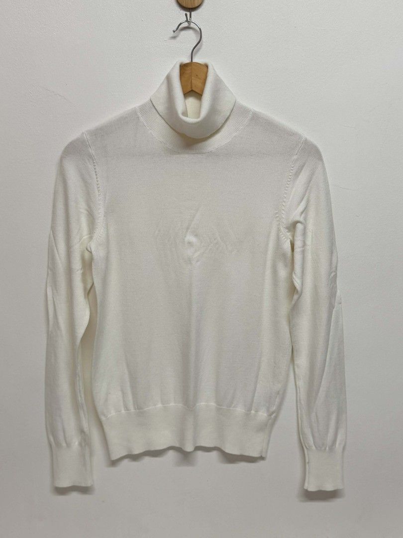 H&M White Turtleneck Long Sleeve Sweater (Category: Longsleeves) located in Rizal. Submitted by urtmd (Listing ID 1450391856, Image 1). Description: - Classic white turtleneck sweater - Long sleeves - Soft knit material - Ideal for layering - Versatile and easy to style - Slight yellow stain on front (refer to last photo for details).
