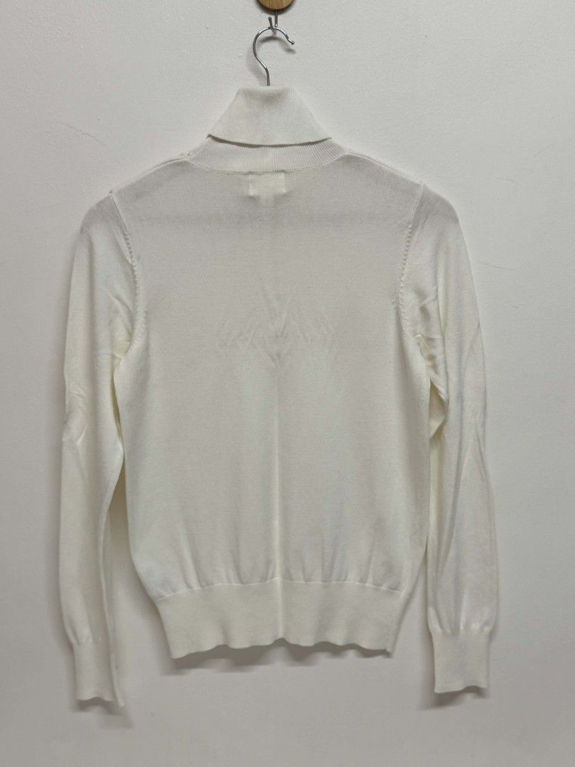 H&M White Turtleneck Long Sleeve Sweater (Category: Longsleeves) located in Rizal. Submitted by urtmd (Listing ID 1450391856, Image 2). Description: - Classic white turtleneck sweater - Long sleeves - Soft knit material - Ideal for layering - Versatile and easy to style - Slight yellow stain on front (refer to last photo for details).