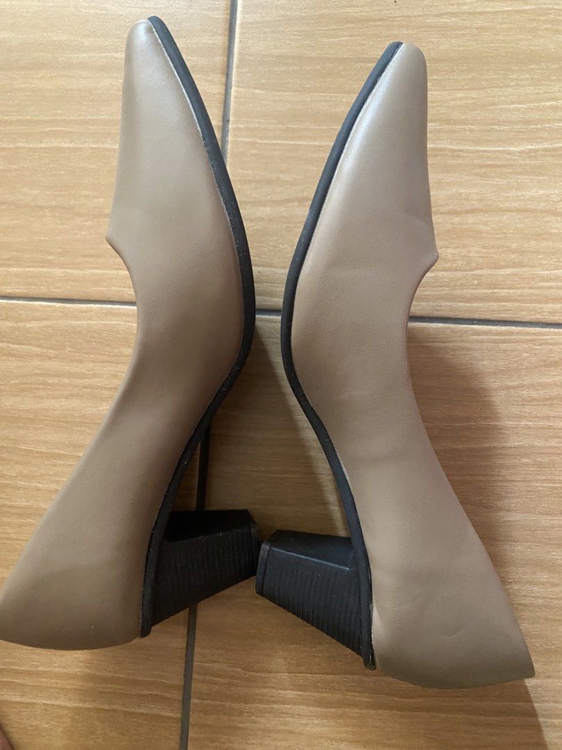 XES Basic office Heels (Category: Heels) located in Gombak. Submitted by aainaa_najihah (Listing ID 1450331224, Image 2). Description: - Brand: XES Basic - Worn once for interview - condition like new, no dust.