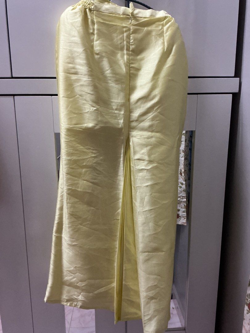 WANZAR-XXL Yellow Baju Kurung Set with Lace Details (Category: Baju Kurung & sets) located in Kuala Lumpur. Submitted by clrmia (Listing ID 1450447415, Image 2). Description: - Traditional Malay attire in elegant yellow satin. - Features stylish puff sleeves. - Delicate lace trim on neckline and cuffs. - Matching long skirt with a convenient back slit. - Comfortable elastic waistband for a perfect fit. - Ideal for festive occasions, Hari Raya, or
