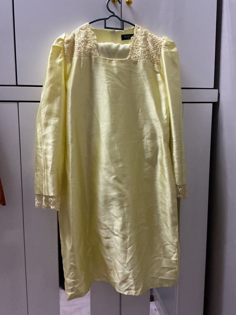 WANZAR-XXL Yellow Baju Kurung Set with Lace Details (Category: Baju Kurung & sets) located in Kuala Lumpur. Submitted by clrmia (Listing ID 1450447415, Image 1). Description: - Traditional Malay attire in elegant yellow satin. - Features stylish puff sleeves. - Delicate lace trim on neckline and cuffs. - Matching long skirt with a convenient back slit. - Comfortable elastic waistband for a perfect fit. - Ideal for festive occasions, Hari Raya, or