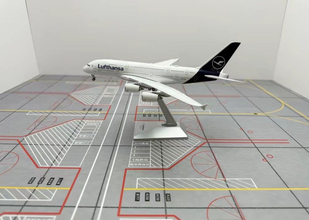 YY Airbus A380-800 Lufthansa aircraft model （分類：汽車模型）位於 Hong Kong。 由 dkrtd567 提交（商品編號 1450493174，圖片 1）。簡介： YY Wings -1:400 -Airbus A380-800 Lufthansa aircraft -Original packaging - Registration: D-AIMB(慕尼黑號)/D-AIMC(北京號) 襟翼版$330 標準版$310 交收地點可各大地鐵站 小本經營,多多體諒。