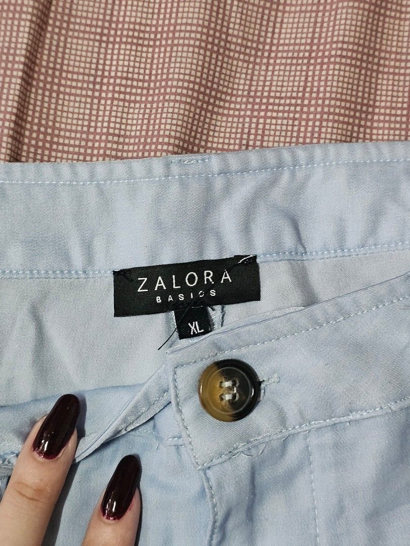 ZALORA Basics Cargo Jogger Pants [XL] (Category: Other Bottoms) located in Quezon City. Submitted by declutterwithnari (Listing ID 1450340702, Image 3). Description: ZALORA Basics Cargo Jogger Pants [size XL, L was the only option here in carousell 😔] - In good condition but only issue is it was altered around the waist area (i think pwede tastasan) - Size: XL DIMES 38.5 x 15.5" (31" waist might go up to 34" if tinastasan) MOP: GCash, GoTyme, Ma