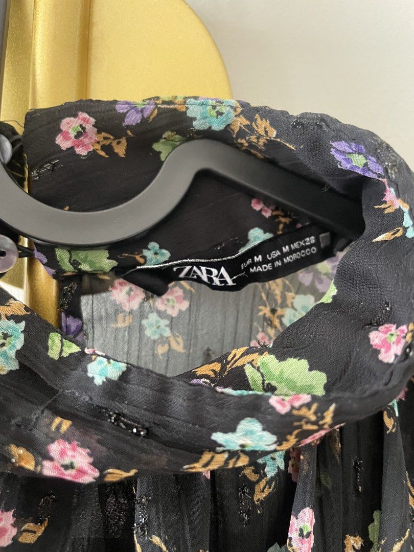 Zara floral sheer high neck blouse (Category: Blouses) located in Seremban. Submitted by presayang (Listing ID 1450431372, Image 2). Description: .