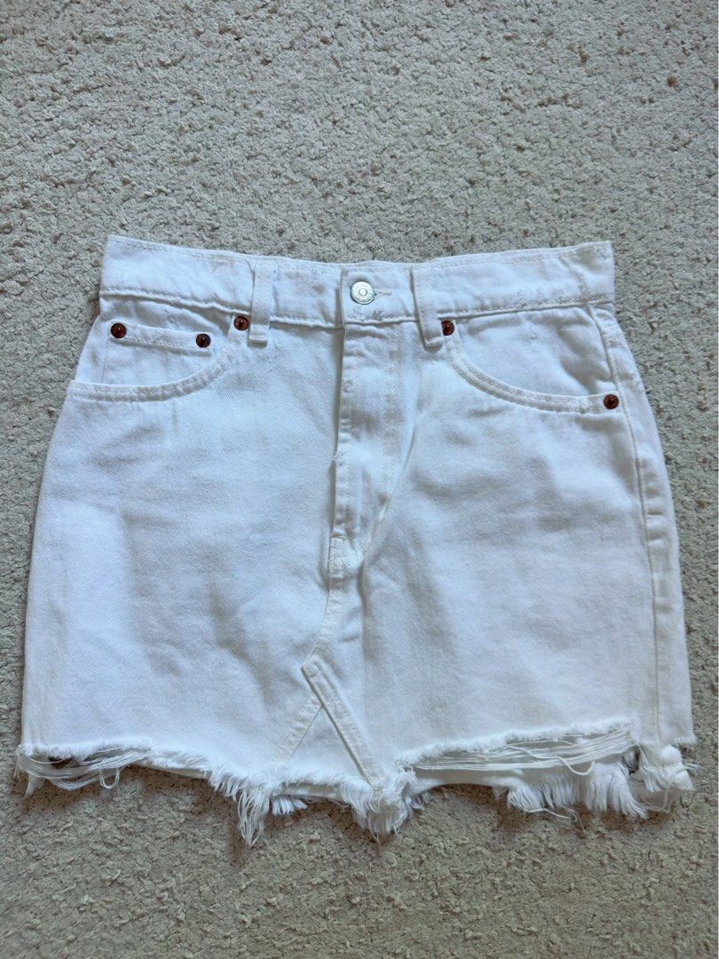Zara white denim mini skirt (Category: Skirts) located in San Simon. Submitted by katechicha96 (Listing ID 1450365977, Image 1). Description: .