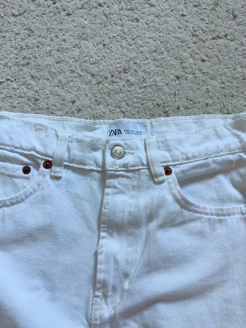 Zara white denim mini skirt (Category: Skirts) located in San Simon. Submitted by katechicha96 (Listing ID 1450365977, Image 2). Description: .