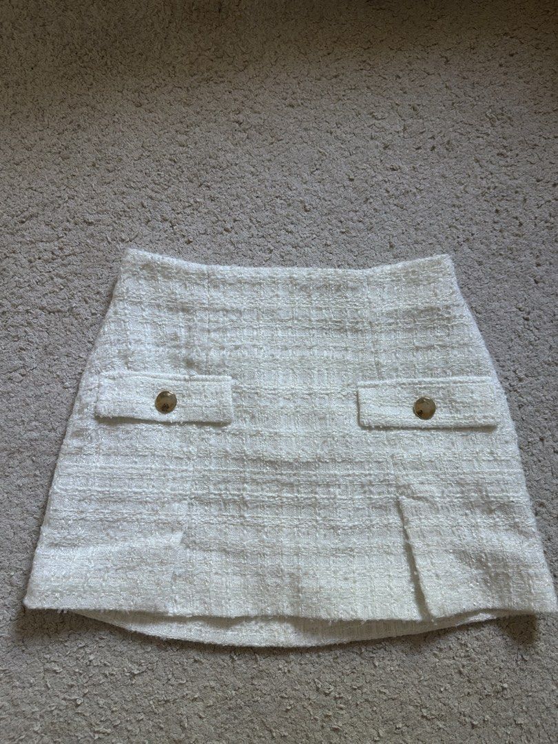 Zara White tweed mini skirt (Category: Skirts) located in San Simon. Submitted by katechicha96 (Listing ID 1450334469, Image 3). Description: .