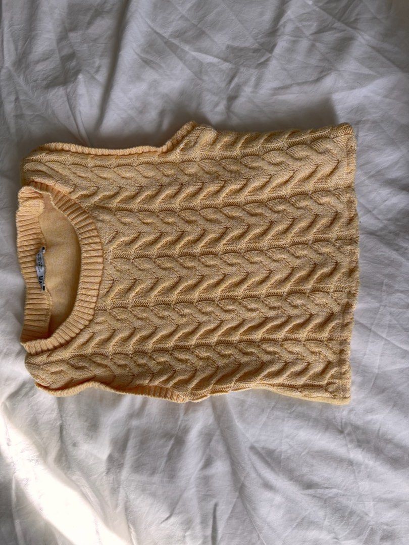 Zara yellow knit top (Category: Sleeveless) located in Muntinlupa City. Submitted by _s0phia (Listing ID 1450493861, Image 2). Description: Zara yellow sleeveless knit crop top.