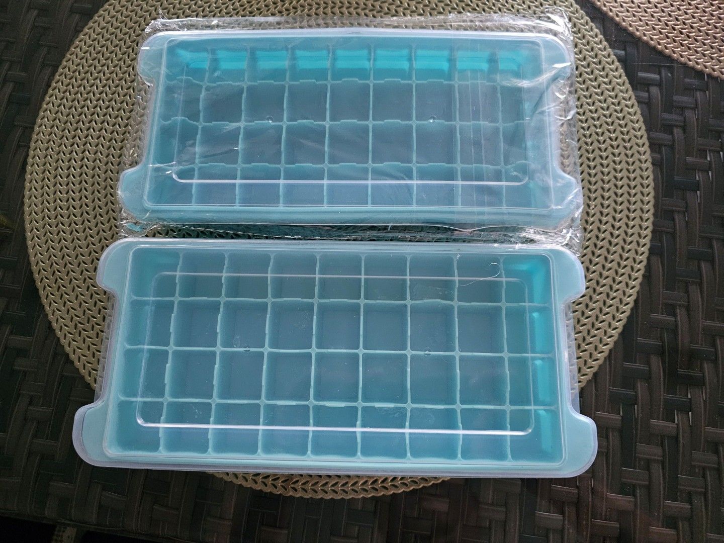 2x Blue Ice Cube Trays with Lids *FREE