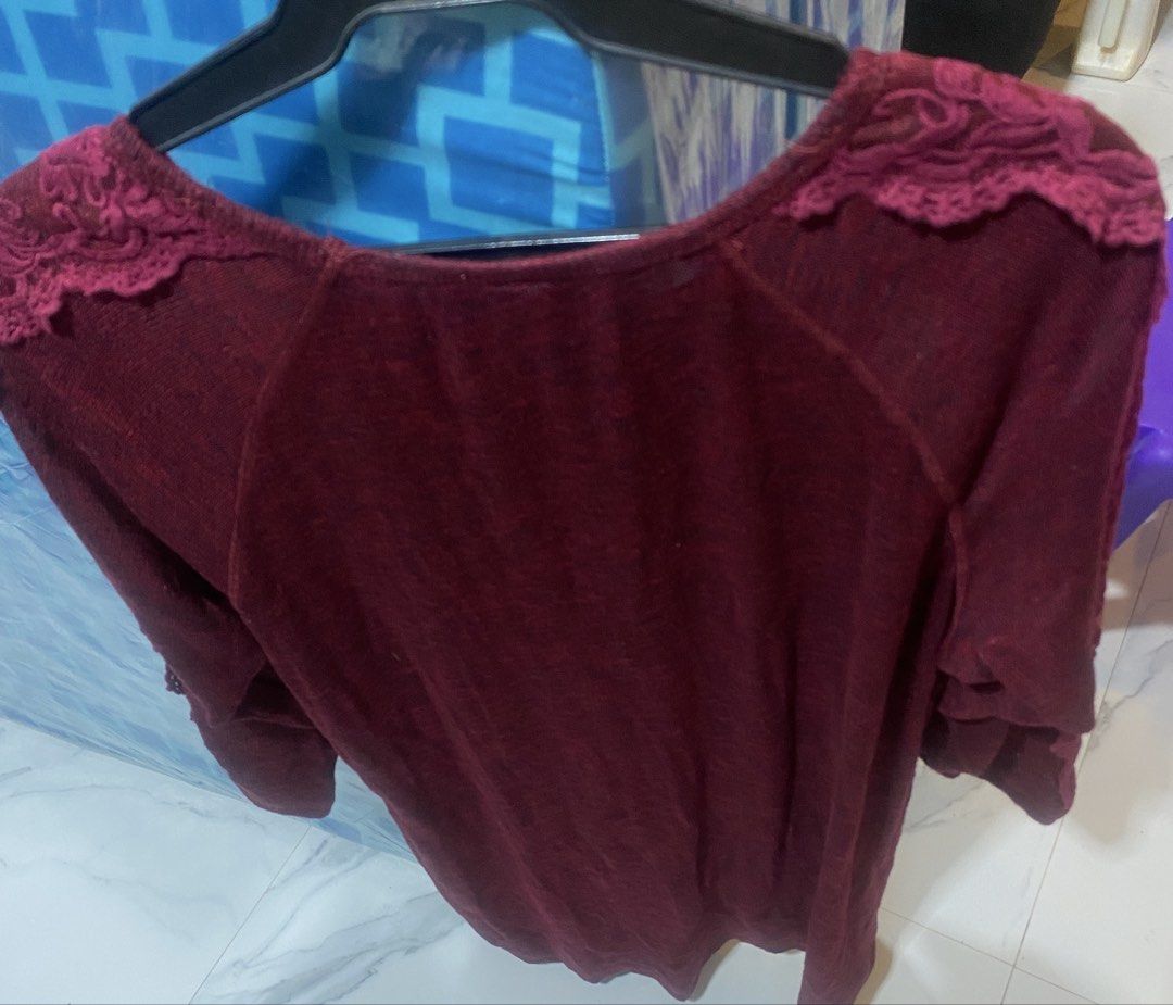 3/4 sleeves red maroon blouse (Category: Blouses) located in Quezon City. Submitted by bebothann (Listing ID 1450650923, Image 2). Description: Maroon /red 3/4 sleeves blouse Rayon/polyester/spandex Made in china Bought in Guam Style and co. Large Sf c/o buyer.