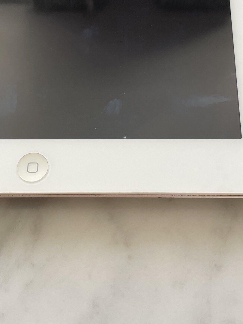 (Category: iPad) located in Singapore. Submitted by blueswanderer (Listing ID 1289261621, Image 3). Description: iPad 2 (GSM) 64GB.