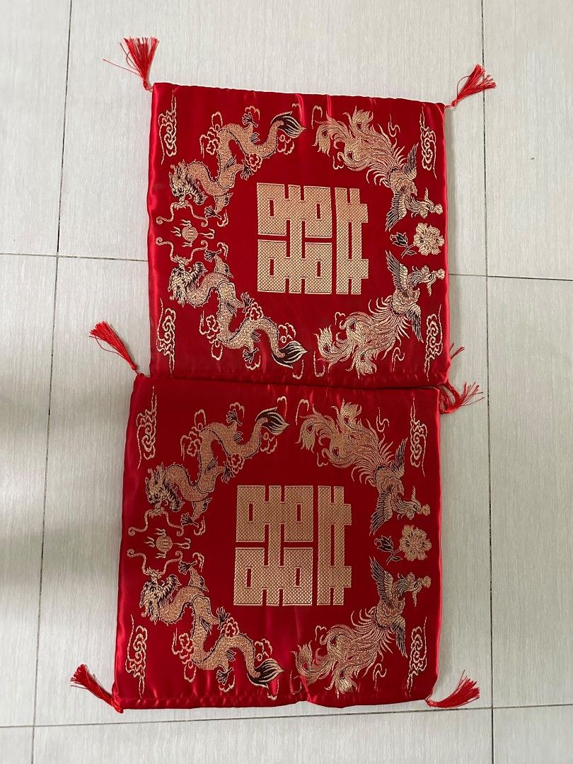 中式紅色茶具套裝囍字圖案& 跪墊 （分類：茶具配件）位於 Hong Kong。 由 skyesnake156637 提交（商品編號 1450623782，圖片 3）。簡介： 幸福傳承 紅色中式嫁囍茶具一套，包括茶壺、四杯連碟及跪墊兩個。 另有車花x1，車門花x4，襟花x1，手花x4 ，花球x1 全部轉讓：$200 面交：太和MTR /另議。