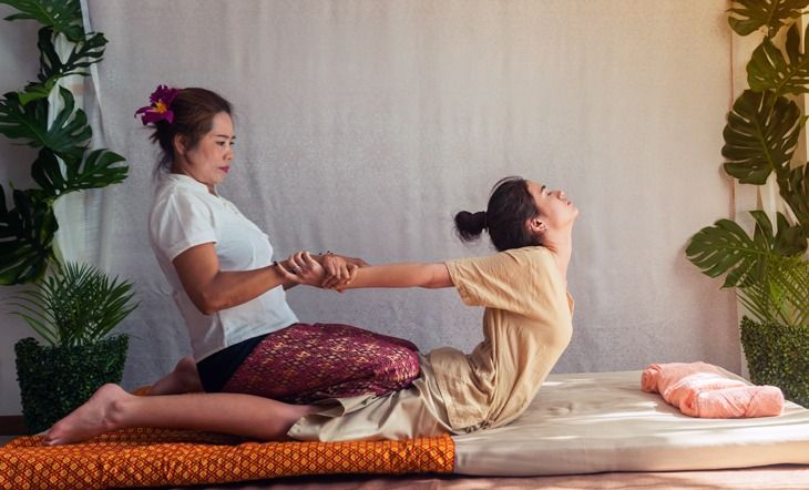 上門傳統泰式按摩服務 泰國人 專業按摩師 Outcall Traditional Thai Massage massage service （分類：美容服務）位於 Hong Kong。 由 thaimassagehongkong 提交（商品編號 1450699154，圖片 1）。簡介： 上門泰式按摩 專業泰國人按摩師💆🏼‍♀️💆🏻‍♀️ 可上門提供香港各地區 歡迎查詢預約 Experience traditional Thai massage by Thai professional. Outcall to any area in Hong Kong. Feel free to contact for questions and bookings ----- 傳統泰式按摩 體驗結合了傳統被動伸展與精準穴位按壓的古老按摩方法，能有效舒緩肌肉緊繃並促進全身氣血循環。讓身心重獲極致的平衡與全然的放鬆。 Traditional Thai Massage Experience the an