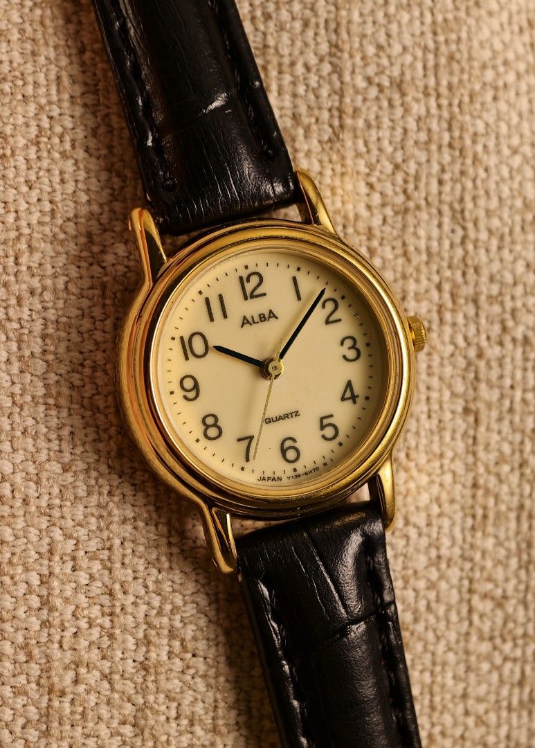 由 oldwatch.tw (刊登 ID 1450673906，圖片 1) 提交，位於 高雄市 (Kaohsiung) 的 🌙夜光錶盤🌙雅柏 ALBA 全夜光錶盤 女性石英手錶 古董錶 復古 古著 vintage watch (類別：手錶)，說明：下標前請先參考關於我 ALBA 雅柏｜夜光阿拉伯數字｜復古小金錶 採用經典阿拉伯數字面盤，搭配米白色夜光塗層時標與指針，即使在昏暗環境中依然保有清晰易讀的辨識性，歷經歲月洗禮，夜光呈現柔和的奶油色。 圓潤的小金錶殼配上纖細錶耳，比例優雅耐看，無論男女佩戴都十分合適。黑色皮革錶帶與金色錶殼形成鮮明對比。 商品狀況：運作正常 外觀叙述：有日常使用痕跡 錶帶狀況：代用皮帶 手錶錶徑：24mm 二手商品出清無保固 二手商品必有使用痕跡 售出不退換。