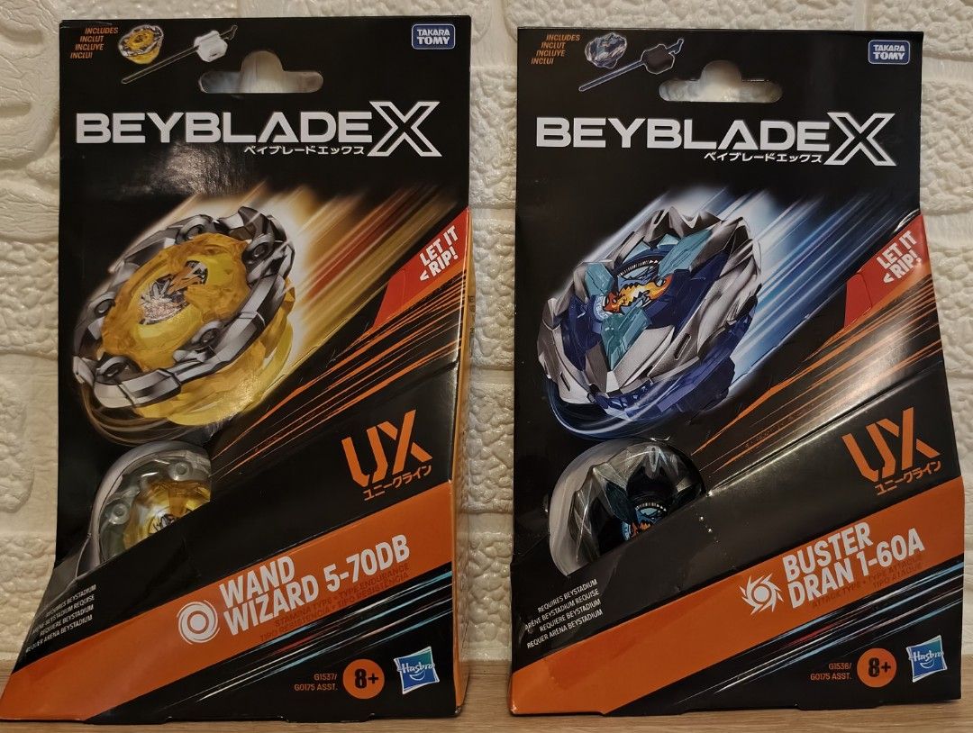［爆旋陀螺 - 現貨］ BeybladeX 神杖 5-70DB 蒼龍爆刃1-60A 美版 （分類：動作及對戰玩具）位於 Hong Kong。 由 c.goodie 提交（商品編號 1450609470，圖片 1）。簡介： 🟡BeybladeX UX神杖 Wand Wizard 5-70DB 。 全新美版，未開封 $250 🔵Beyblade X UX 蒼龍爆刃 Buster Dran 1-60A 。 全新美版，未開封 $200 買2個減$20。
