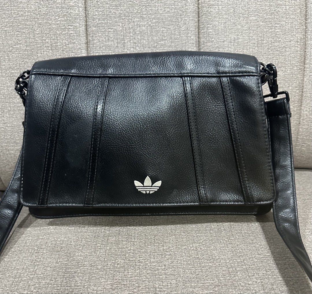 由 maglove0626 (刊登 ID 1450694572，圖片 3) 提交，位於 苗栗縣 (Miaoli) 的 Adidas (類別：腰包、胸包)，說明：Leather bag。