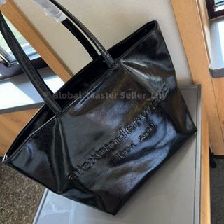 (Category: ) located in . Submitted by fashion.luxe (Listing ID 1450718729, Image 1). Description: .