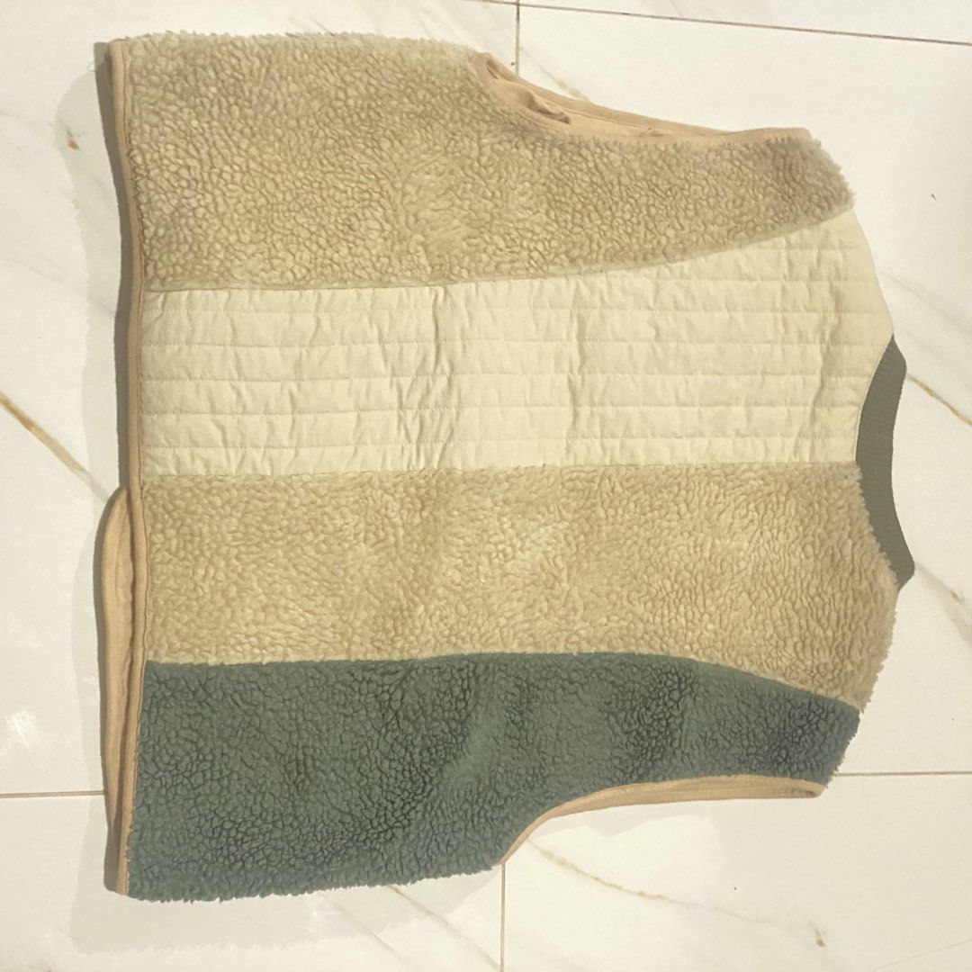 AN C'MON ELEMENT Seoul Fleece Patchwork Vest (Category: Vests) located in Manila. Submitted by r_vmvnd (Listing ID 1450615472, Image 3). Description: - Super cozy fleece vest from AN C'MON ELEMENT - Features a cool patchwork design with different textures and colors - Ideal for layering over other clothes - Two functional front pockets - Proudly made in Seoul, South Korea.