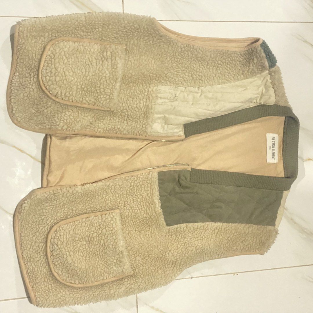 AN C'MON ELEMENT Seoul Fleece Patchwork Vest (Category: Vests) located in Manila. Submitted by r_vmvnd (Listing ID 1450615472, Image 1). Description: - Super cozy fleece vest from AN C'MON ELEMENT - Features a cool patchwork design with different textures and colors - Ideal for layering over other clothes - Two functional front pockets - Proudly made in Seoul, South Korea.