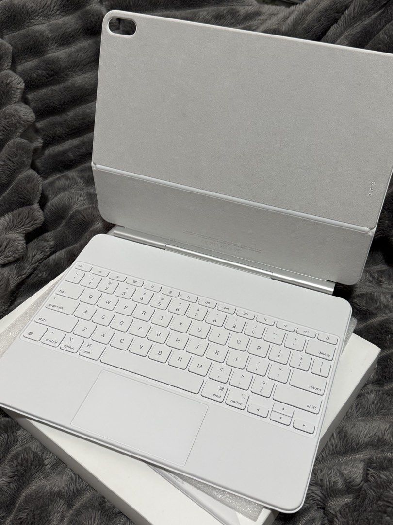 Apple Magic Keyboard for iPad Air White (Category: Computer Keyboard) located in Caloocan City. Submitted by yellowasabi (Listing ID 1450732227, Image 1). Description: Used only once. Complete with box and Apple online receipt. Like new condition. RFS: Switching to the black version. Ideal for the maarte and OC crowd who want their desk setup looking extra sleek. ✨🍎 Selling Price: ₱17,000 (Negotiable) North Caloocan 📍.
