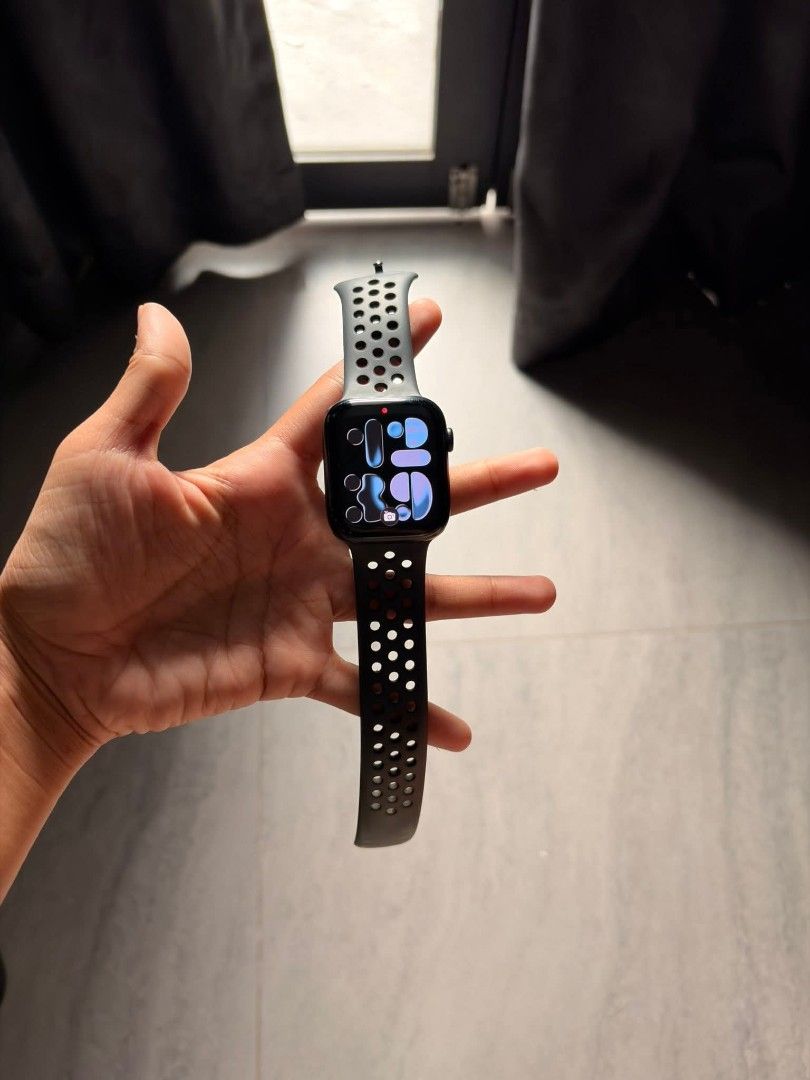 Apple Watch Nike Series 8 GPS 45mm nike edition (Category: Wearables & Smart Watches) located in Putrajaya. Submitted by neo_apple (Listing ID 1450591464, Image 1). Description: - Apple Watch Nike Series 8 - 45mm - black - GPS Model - Nike Sport Band - Excellent working condition selling cheap because of no other accesories and without charger..