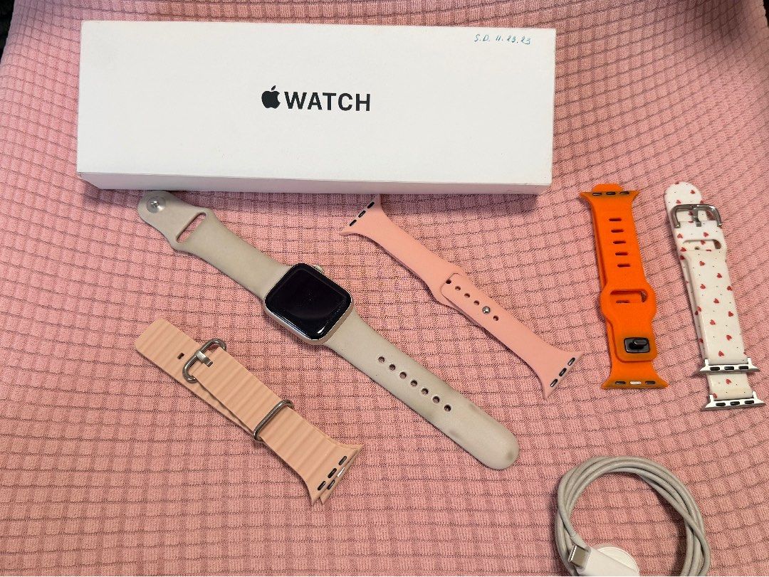 APPLE WATCH SE GEN 2 (Category: Women's Watches) located in Quezon City. Submitted by PVDLL (Listing ID 1450544595, Image 1). Description: .