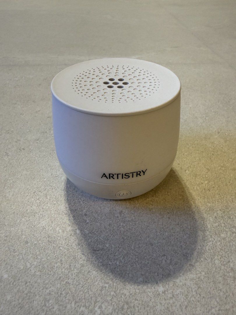 Artistry Diffuser (Category: Other Home Appliances) located in Singapore. Submitted by goldfish429 (Listing ID 1450647328, Image 1). Description: .