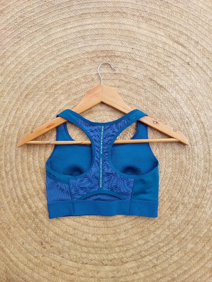 ASICS SPORTS BRA (Category: Activewear) located in Baguio. Submitted by kayleeco21 (Listing ID 1450666610, Image 3). Description: LIKENEW NO CRACK LOGO BUILT IN PADS SMALL ON TAG.