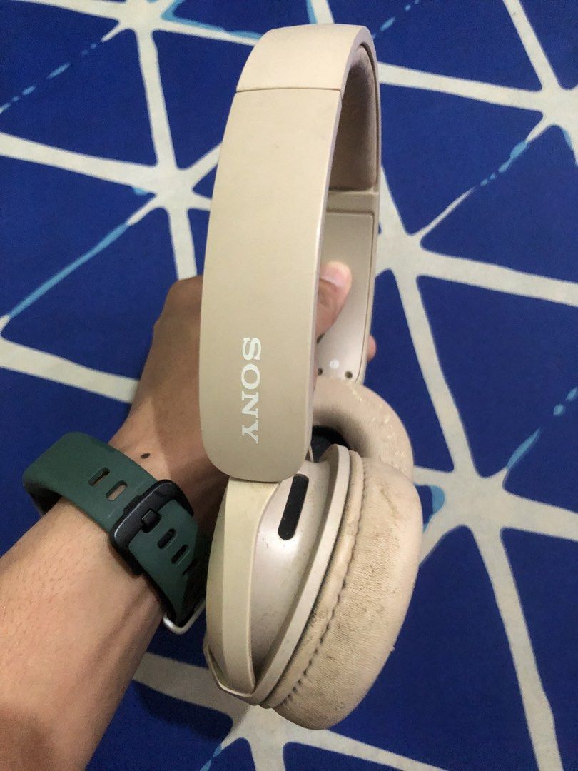 Authentic Sony WH-CH520 defective left ear (Category: Headphones & Headsets) located in Quezon City. Submitted by markgolveo (Listing ID 1450547942, Image 2). Description: Authentic Sony WH-CH520 defective left ear For parts out repairs Signs of wears on earpads and head pad Left not working Very good battery life Detected via sony app Clear audio output right Mic works well.