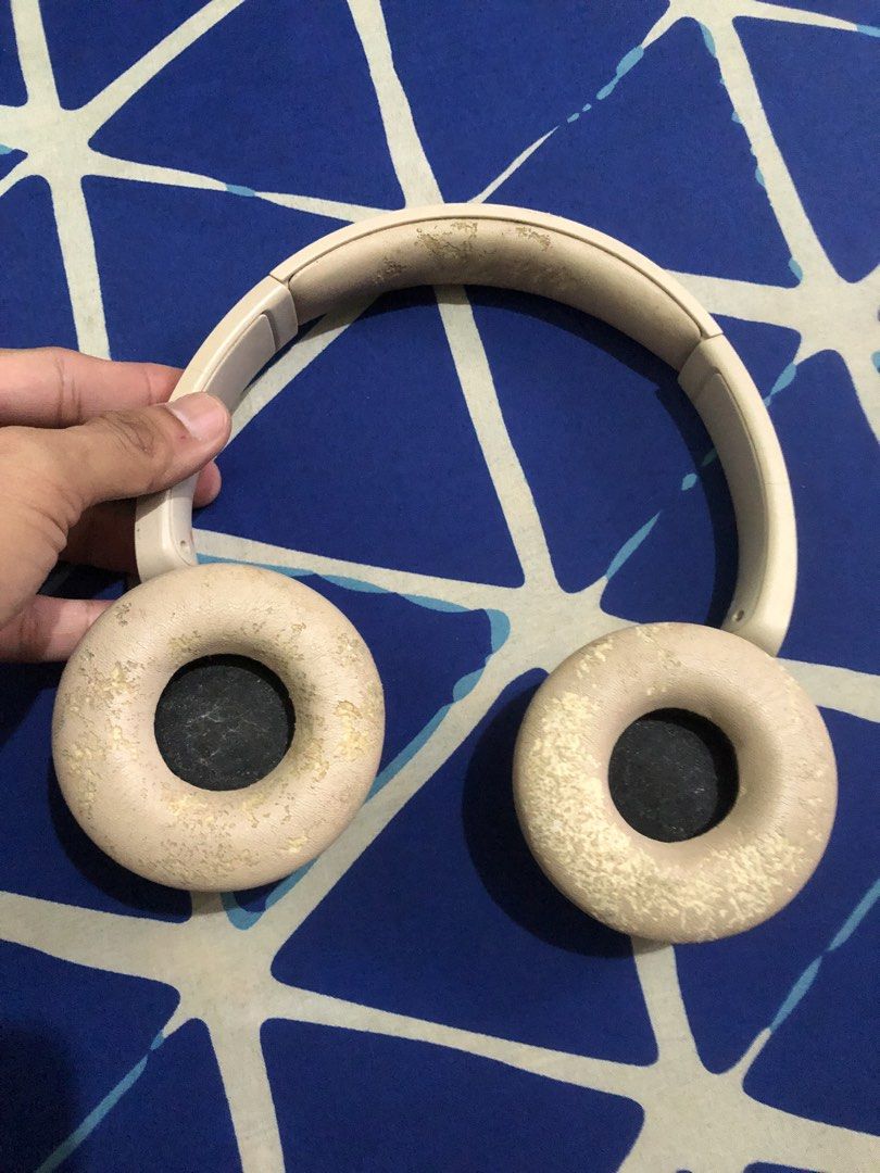 Authentic Sony WH-CH520 defective left ear (Category: Headphones & Headsets) located in Quezon City. Submitted by markgolveo (Listing ID 1450547942, Image 3). Description: Authentic Sony WH-CH520 defective left ear For parts out repairs Signs of wears on earpads and head pad Left not working Very good battery life Detected via sony app Clear audio output right Mic works well.