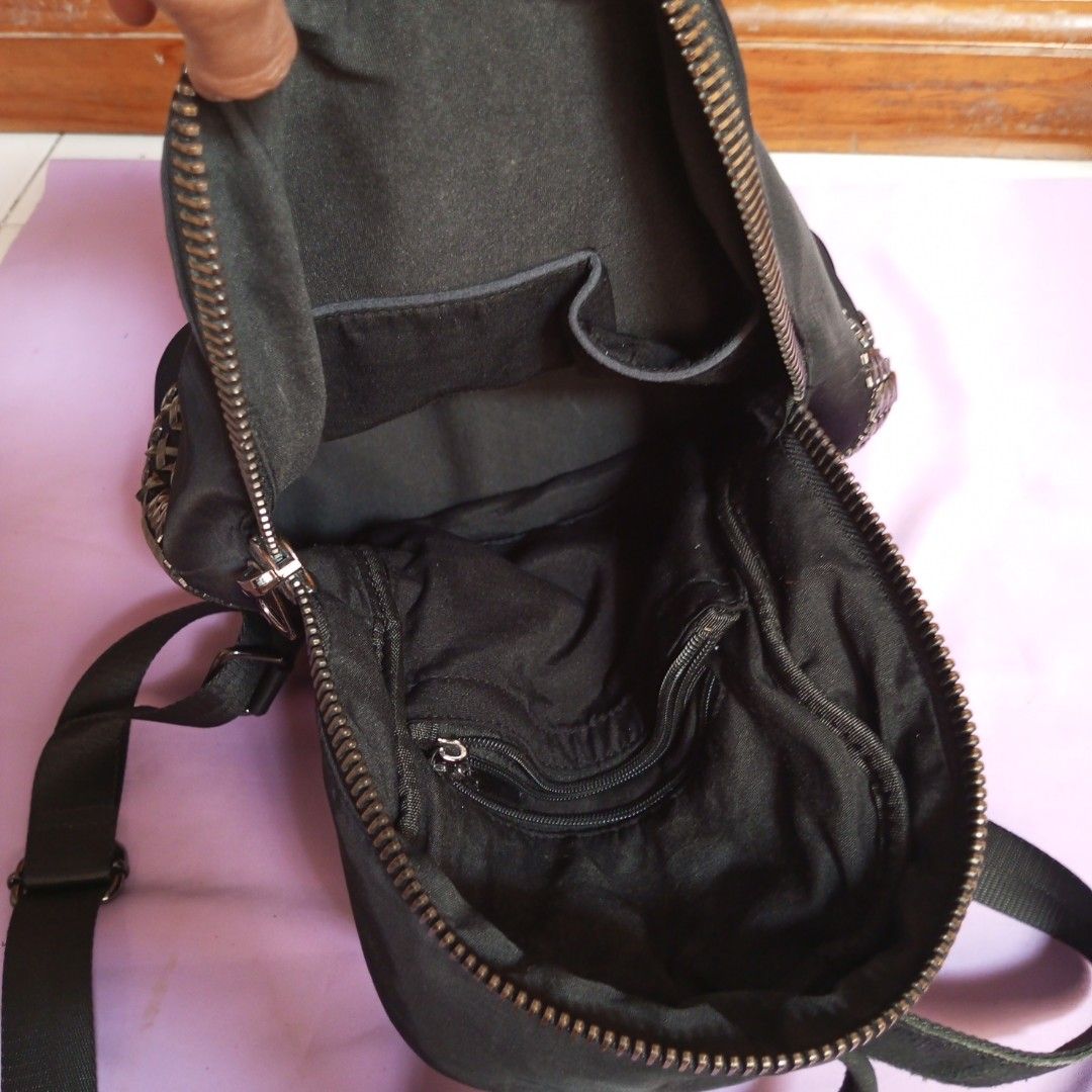 Backpack Wanita with metal stainless (Kategori: Tas & Dompet) berada di Jakarta Timur. Dikirim oleh danarcolection22 (ID iklan 1450624536, Gambar 3). Deskripsi: backpack Wanita with metal stainless steel bahan Nylon black mix leather kondisi masih bagus banget,minus pemakaian saja tidak ada yang robek atau rusak tidak terima penawaran sadis,bisa barter plus 50k ya.