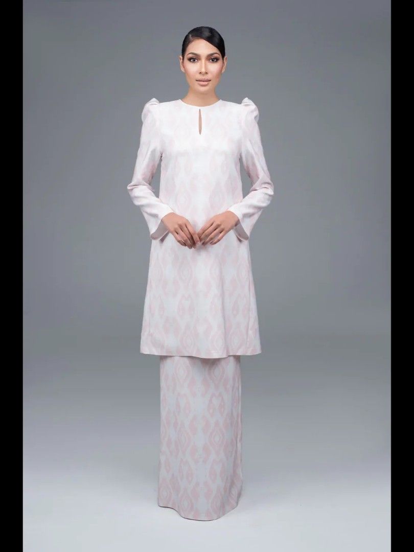BAJU KURUNG RIZMAN RUZAINI (M) (Category: Baju Kurung & sets) located in Kuala Lumpur. Submitted by zhrzarith (Listing ID 1450667138, Image 3). Description: 🌸Brand: AA 🌸Design: Kurung Masha 🌸Cutting Kurung Pahang 🌸Clear Wardrobe 🌸No Nego, Fixed Price, Exclude pos.