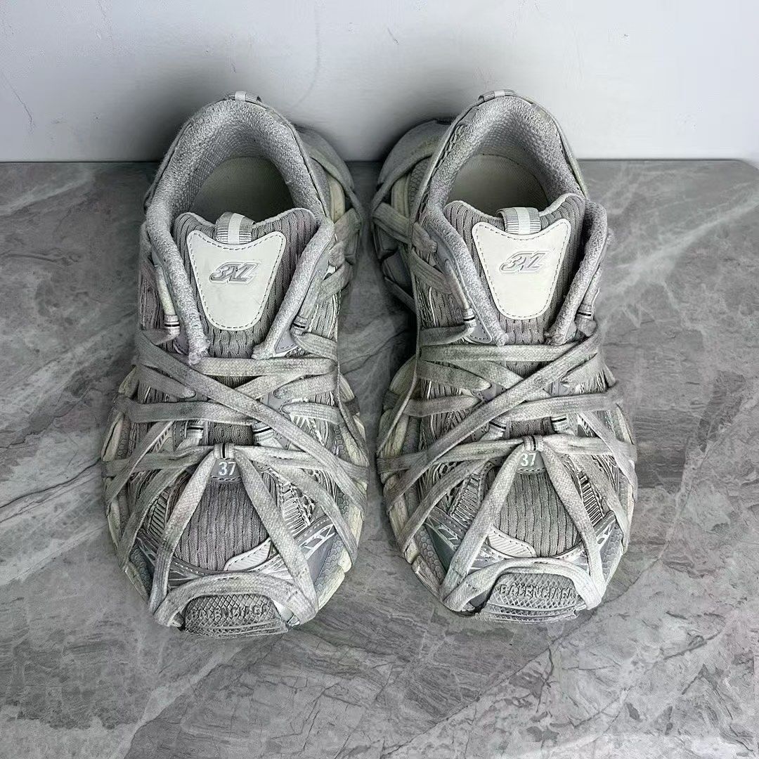 由 wd.select (刊登 ID 1450657403，圖片 2) 提交，位於 桃園市 (Taoyuan) 的 Balenciaga 3xl巴黎世家老爹鞋 (類別：精品鞋款)，說明：*商品約五至七天到台 *保證正品歡迎驗貨 *精品代購 【商品】: 老爹鞋 【狀況】: 如圖 【尺寸】: 37 【價格】: 19980 【備註】：匯款後7-11店到店+60。