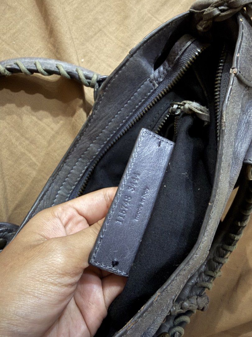 Balenciaga City Bag Grey (Small) (Category: Luxury Bags & Wallets) located in Manila. Submitted by songhuns (Listing ID 1450487631, Image 3). Description: 📝 Can do meet-up or videocall for authenticity. Once sold, no return requests will be entertained. - Classic braided handles - Front zip pocket - Interior zip pocket with Balenciaga Paris tag - Signs of wear on leather and hardware consistent with use - Still a stylish and functional statement