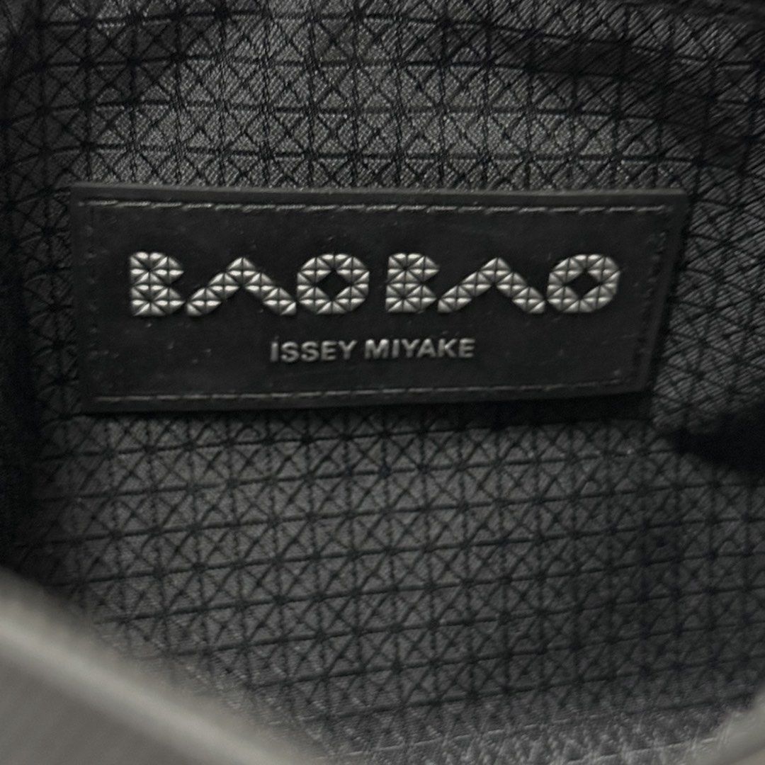 由 _onknow (刊登 ID 1450539972，圖片 3) 提交，位於 台北市 (Taipei) 的 BAO BAO ISSEY MIYAKE POUCH SQUARE BAOBAO 迷你 錢包 化妝包 拉鍊 卡片包 收納袋 手拿包 小方包 休閒 隨身包 幾何 三角 菱格紋 男版女版適用 黑色 4x6 BB81-AG635 OTH-W TP0_2607 TP0_26 (類別：手拿包)，說明：二手 BAO BAO 顏色：黑色 型號：BB81-AG635 ＊商品狀況如圖示實體拍攝 ＊下單售出後將不另行退換。
