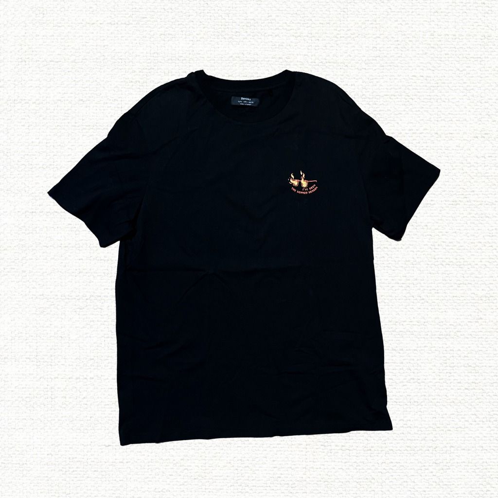 BERSHKA Fire Skeleton Graphic T-shirt (Category: Tshirts & Polo Shirts ) located in Santo Tomas. Submitted by dmky1e (Listing ID 1450618307, Image 2). Description: S on tag (can fit S-M) - Length: 27.5 inches - Width: 20 inches - Condition: 8/10 MOP: Gcash MOD: J&T Express or LBC (can also do meetups around my area) Location: Santo Tomas, Batangas.