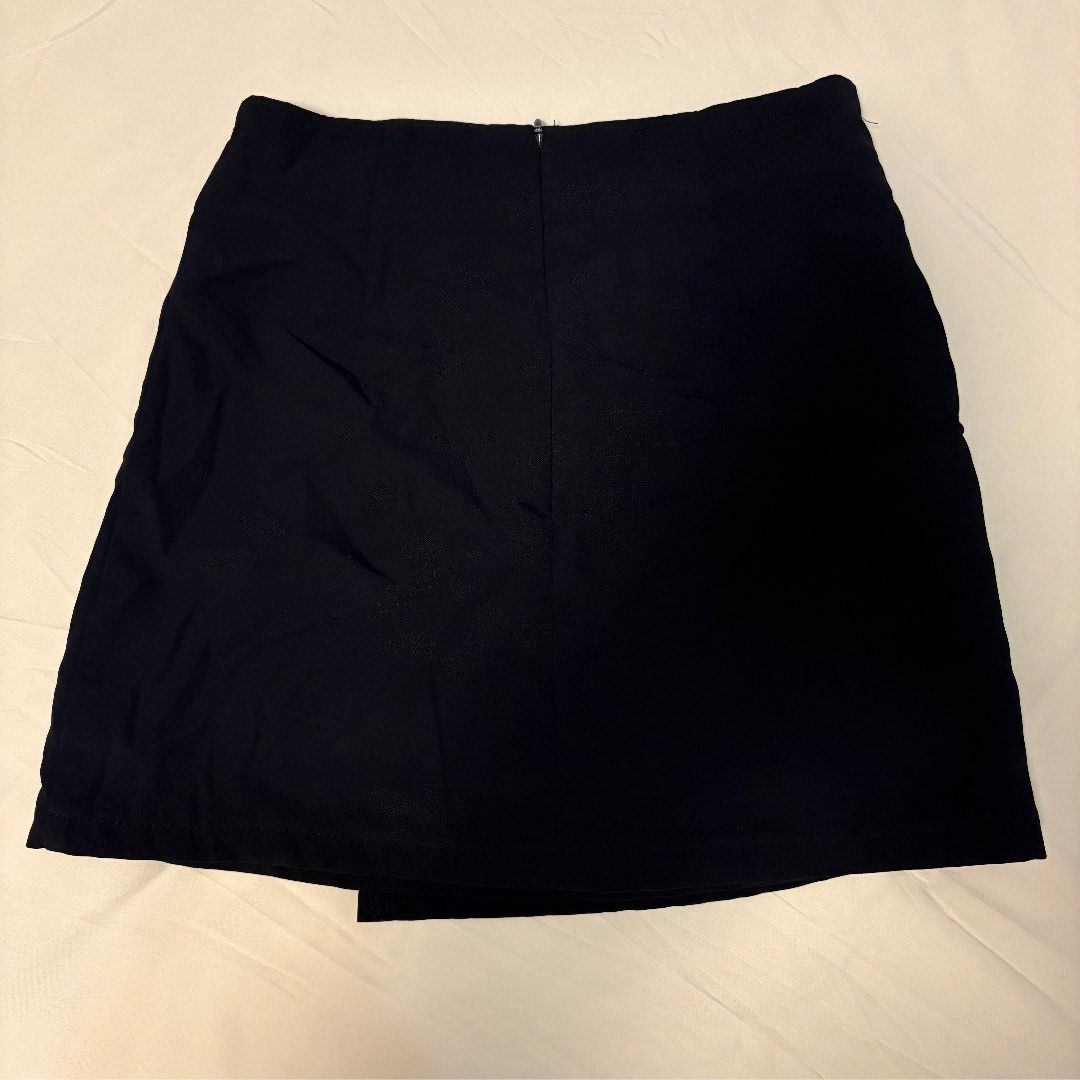 Black Midi Skirt with Silver Hardware Detail (Category: Skirts) located in Santiago. Submitted by archive.drippp (Listing ID 1450715977, Image 3). Description: - Elegant black midi skirt - size 24-25 waistline - 14.5in length - Convenient back zipper closure .