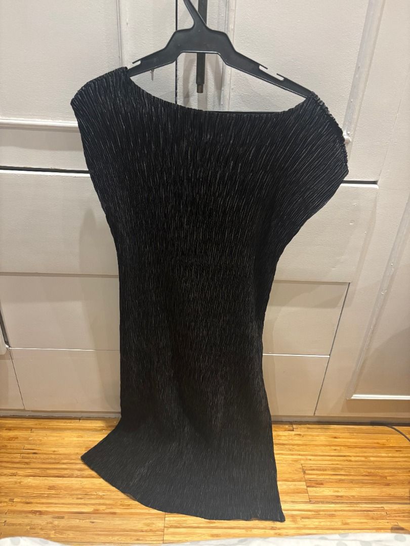 Black Pleated Cap Sleeve Midi Dress (Category: Dresses) located in Quezon City. Submitted by digo_bengzon (Listing ID 1450643262, Image 2). Description: - Elegant black midi dress - Cap sleeves - Unique all-over pleated texture - Beautiful fabric drape and flow - Classic, versatile silhouette - Ideal for dressing up or down.