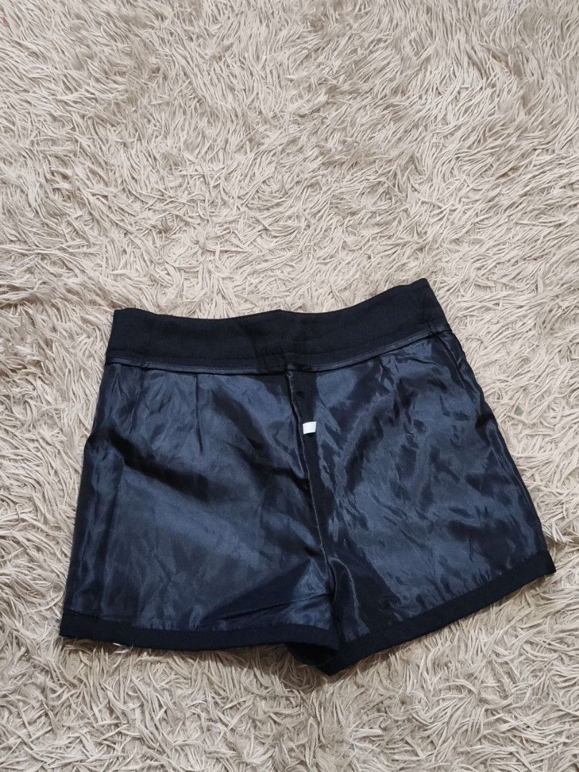 black pleated short (Category: Shorts) located in Taguig. Submitted by declutterwirsh (Listing ID 1450540642, Image 2). Description: - never worn - mall bought for 799 size (small) - hip 45 cm - waist 66cm - length 31 cm rfs: too big on me.