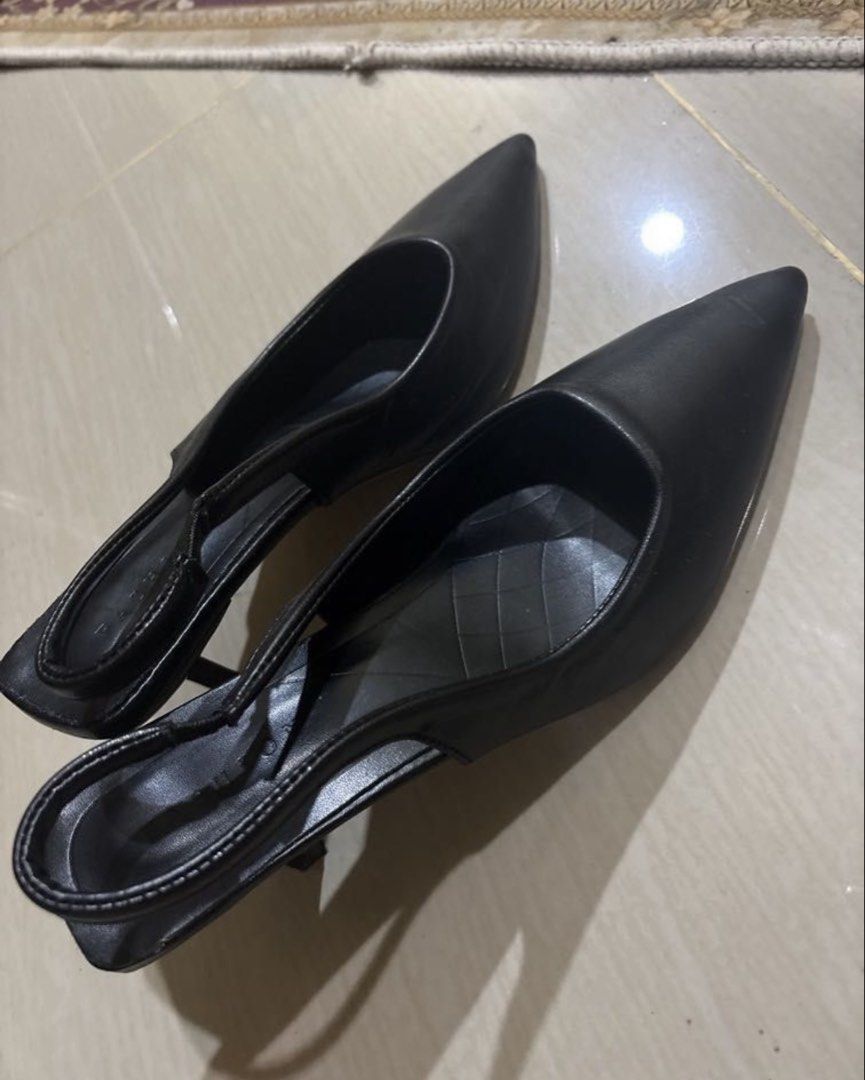Black Slingback Pointed Toe Heels (Category: Heels) located in Kuala Lumpur. Submitted by irlfairy28804 (Listing ID 1450633908, Image 1). Description: - Classic black slingback heels - Elegant pointed toe design - Comfortable low heel height - Easy slip-on style - Versatile for work and casual outings.