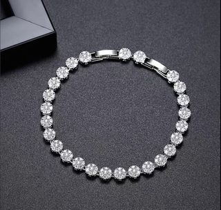 (Category: ) located in . Submitted by shopaholic-anonymous (Listing ID 1450704527, Image 1). Description: .